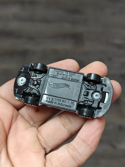 Hot Wheels Custom 2018 Ford Mustang GT - White (Pre - Owned) - Kinder Logs