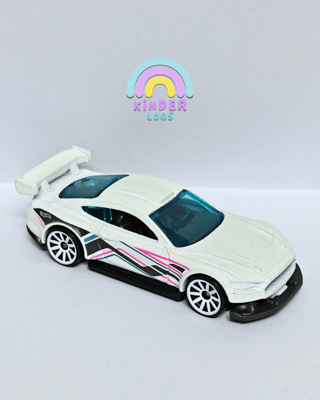 Hot Wheels Custom 2018 Ford Mustang GT - White (Pre - Owned) - Kinder Logs