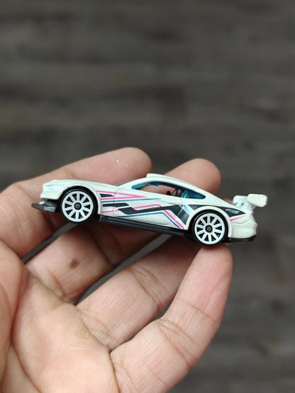 Hot Wheels Custom 2018 Ford Mustang GT - White (Pre - Owned) - Kinder Logs