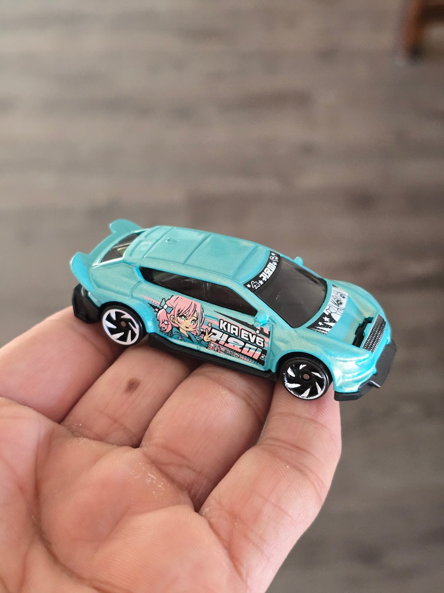 Hot Wheels Custom Kia EV6 (Uncarded - New) - Kinder Logs