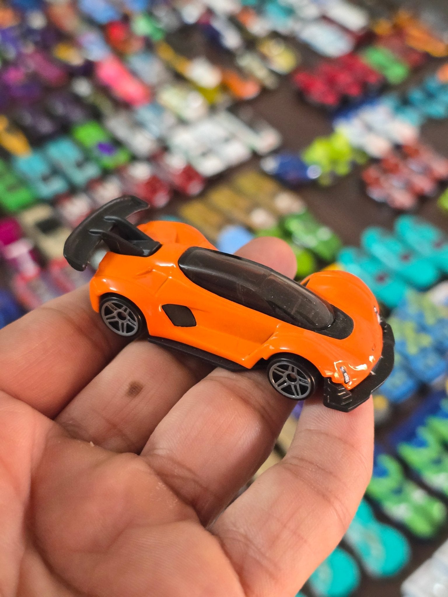 Hot Wheels CZinger 21C - Orange (Uncarded - New) - Kinder Logs