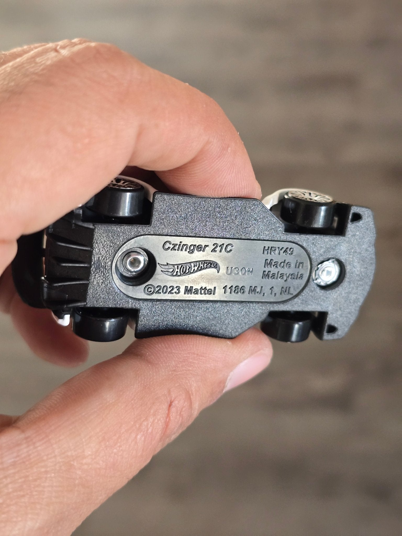 Hot Wheels CZinger 21C - White (Uncarded - New) - Kinder Logs