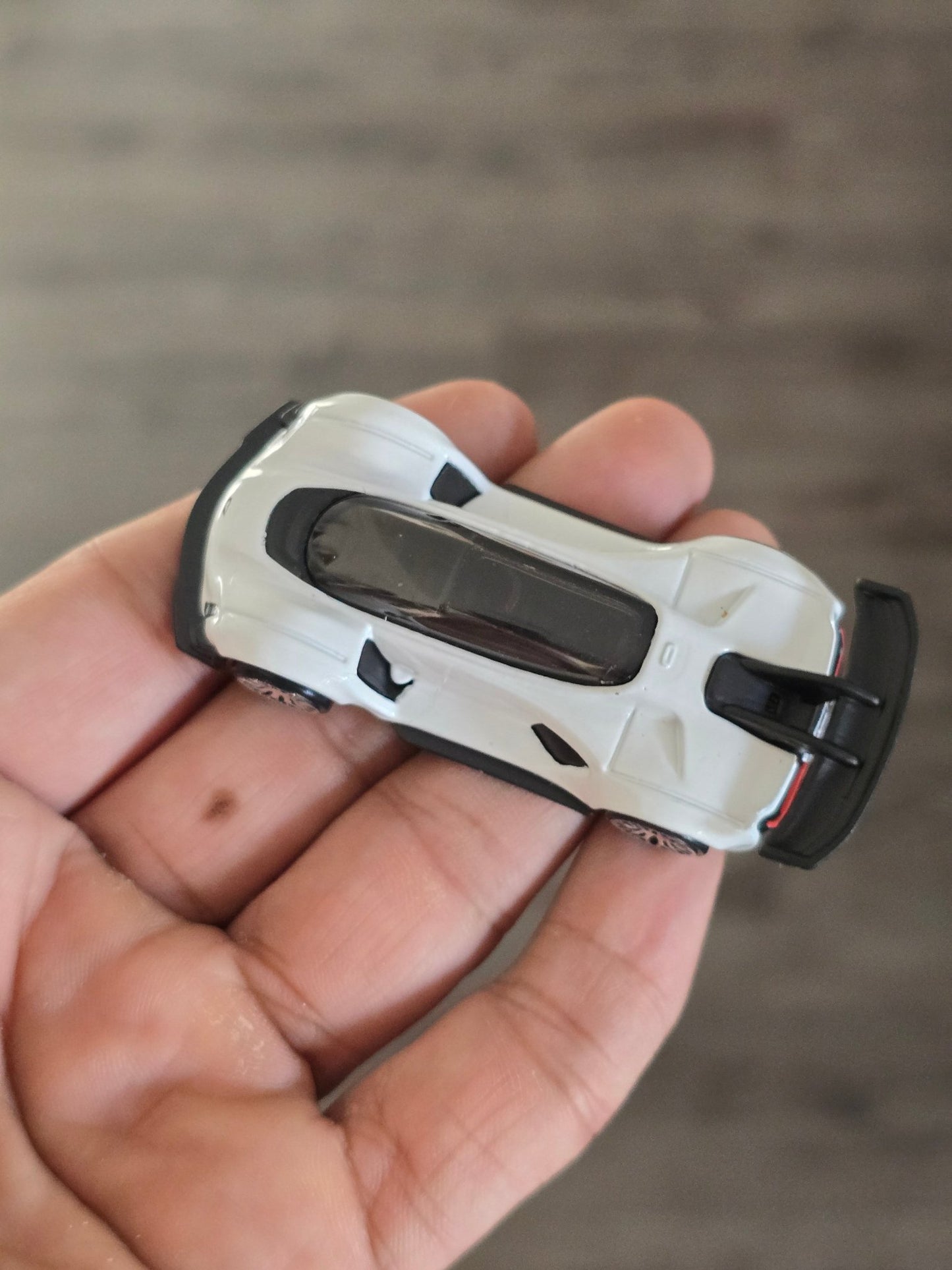 Hot Wheels CZinger 21C - White (Uncarded - New) - Kinder Logs