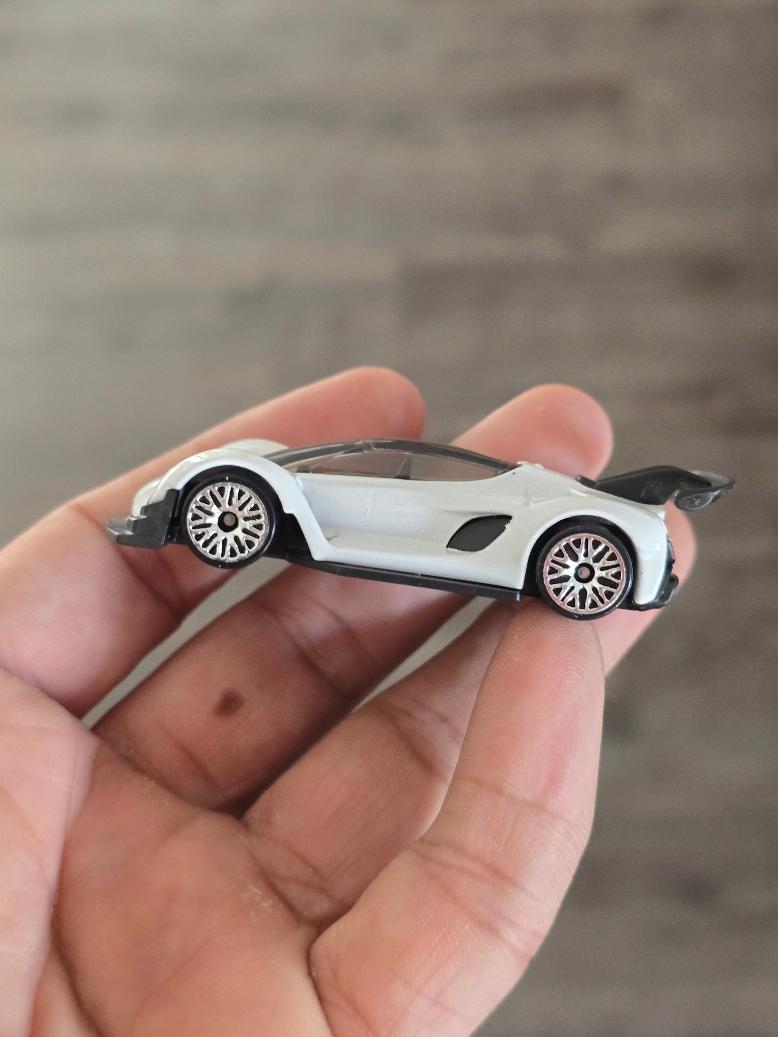 Hot Wheels CZinger 21C - White (Uncarded - New) - Kinder Logs