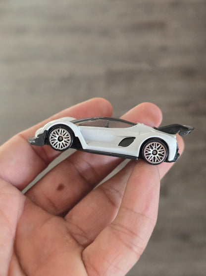 Hot Wheels CZinger 21C - White (Uncarded - New) - Kinder Logs