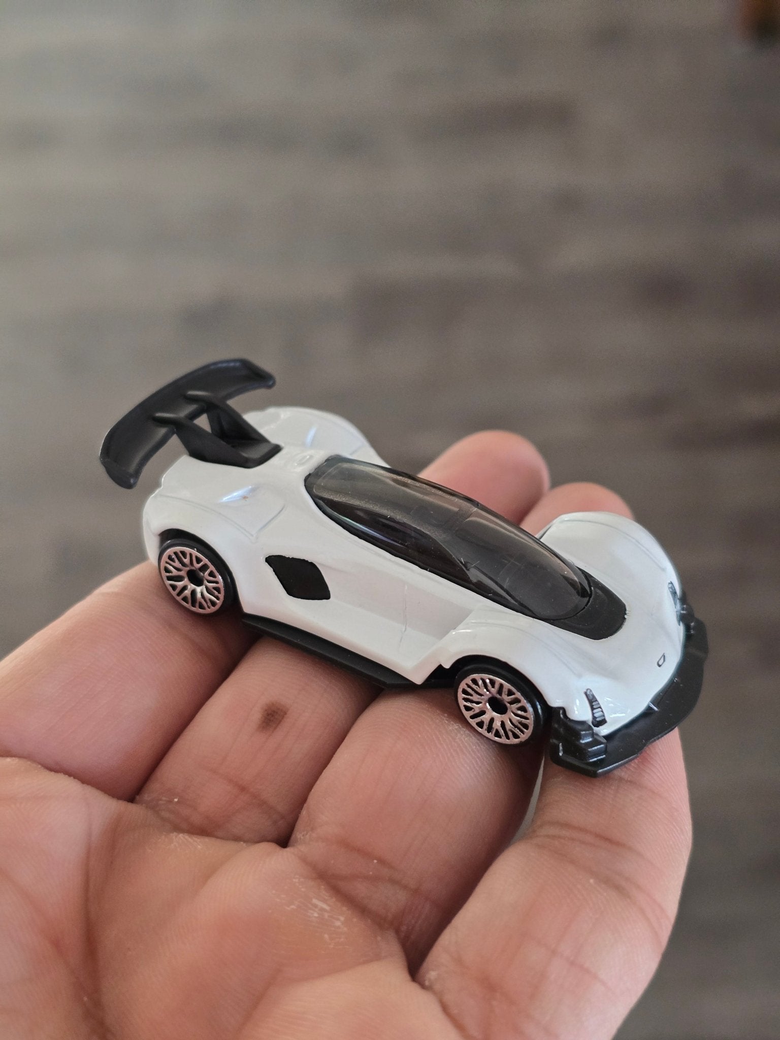 Hot Wheels CZinger 21C - White (Uncarded - New) - Kinder Logs