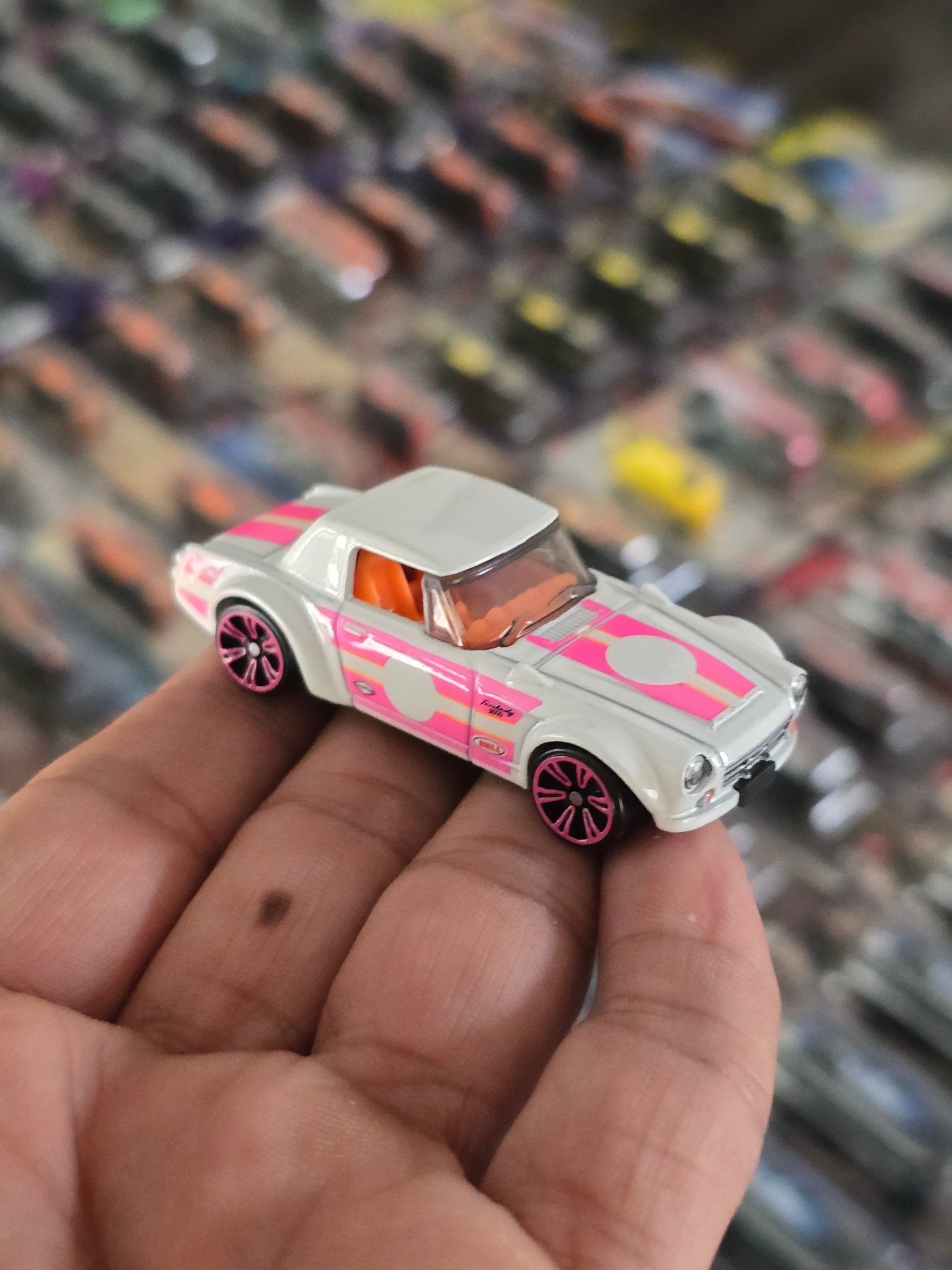 Hot Wheels Datsun Fairlady 2000 Neon Speeders - White (Uncarded) - Kinder Logs