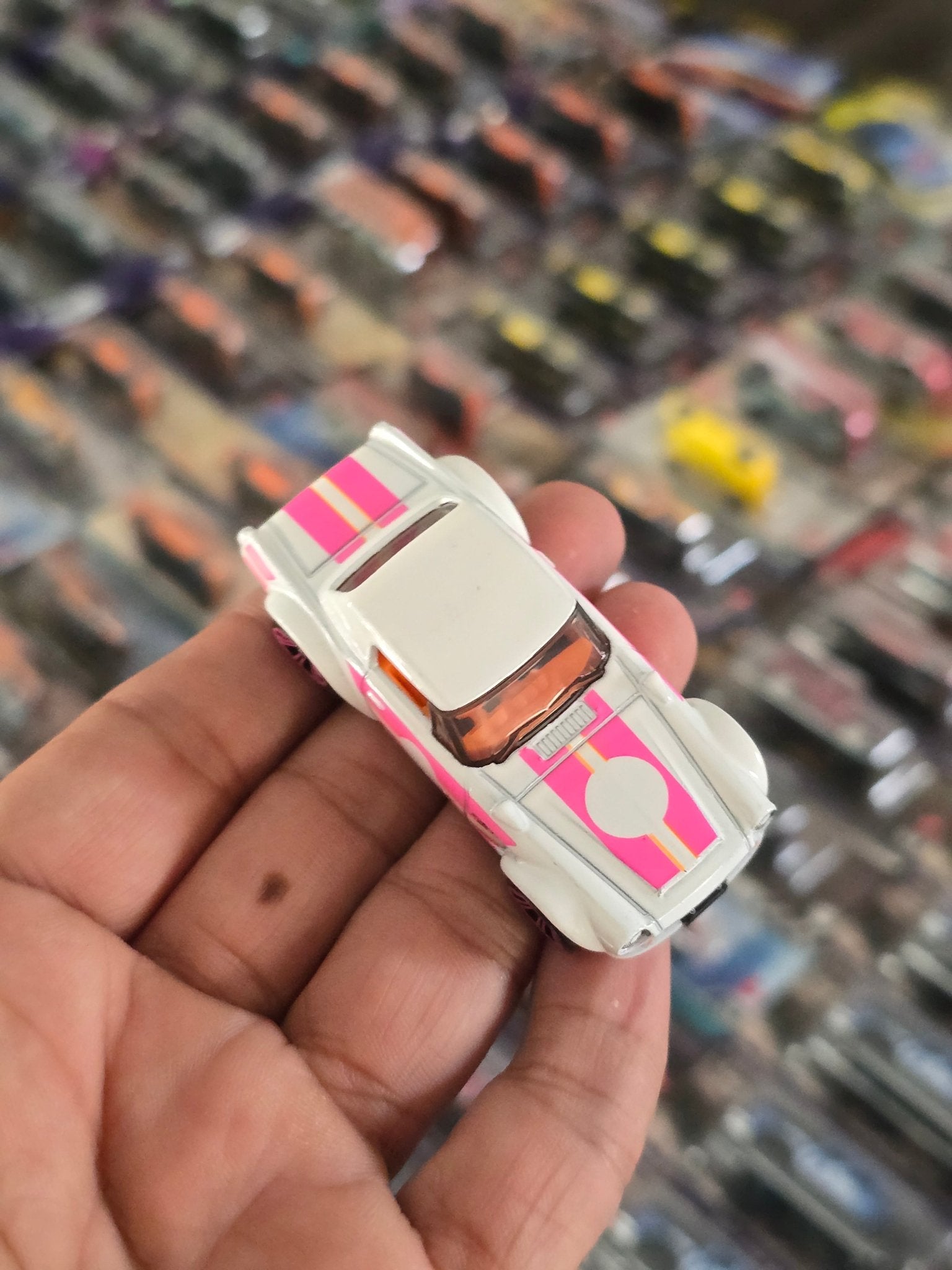 Hot Wheels Datsun Fairlady 2000 Neon Speeders - White (Uncarded) - Kinder Logs