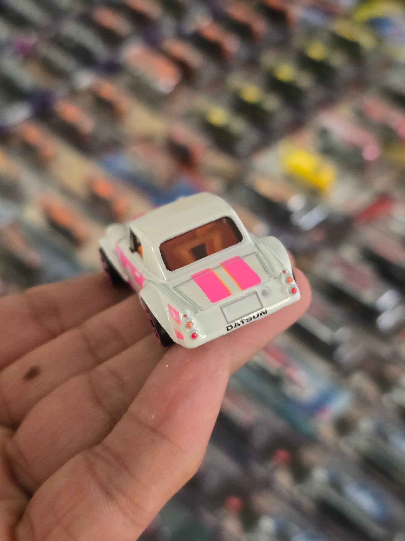 Hot Wheels Datsun Fairlady 2000 Neon Speeders - White (Uncarded) - Kinder Logs