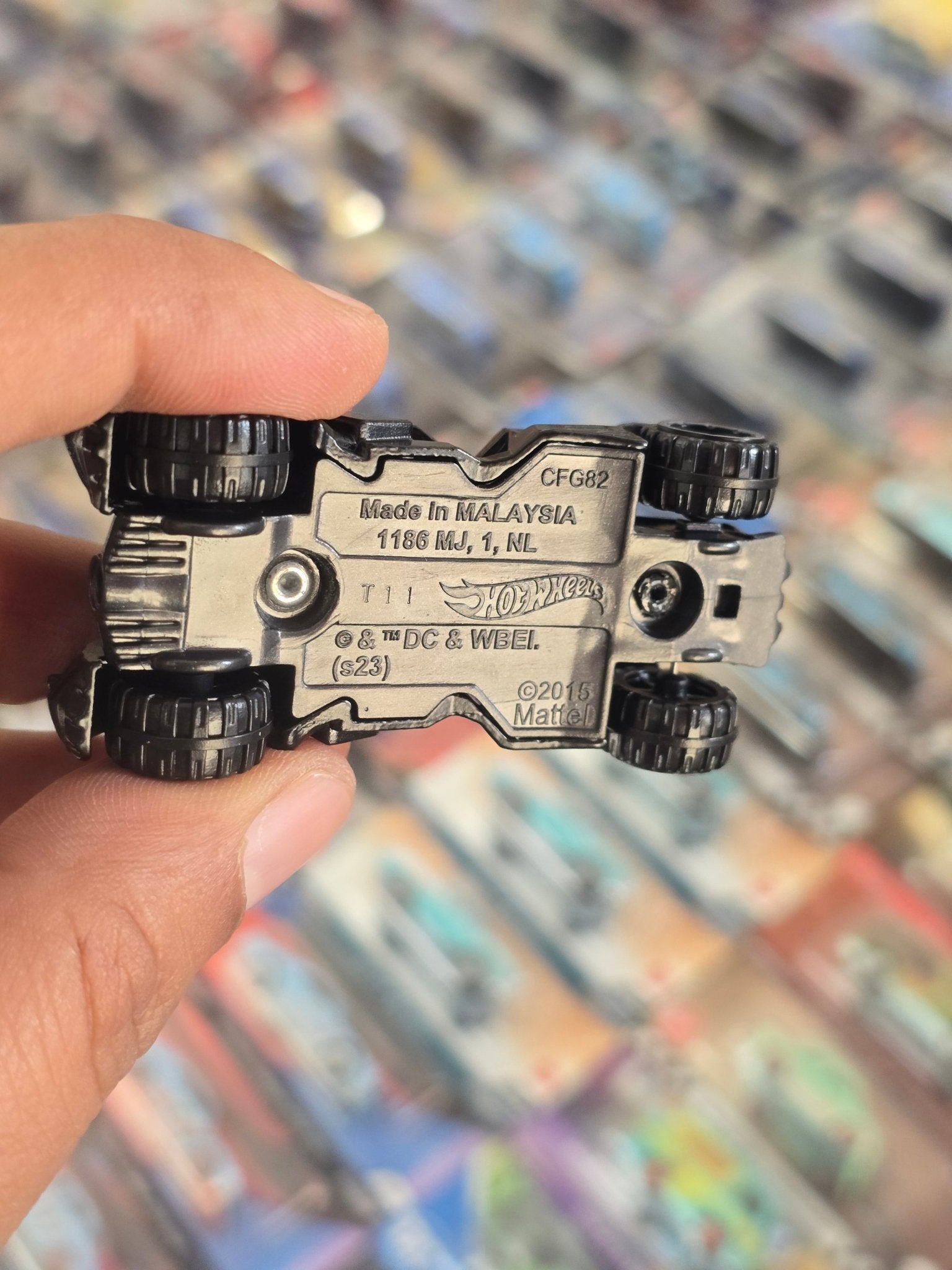Hot Wheels DC Batman Arkham Knight Batmobile (Uncarded) - Kinder Logs