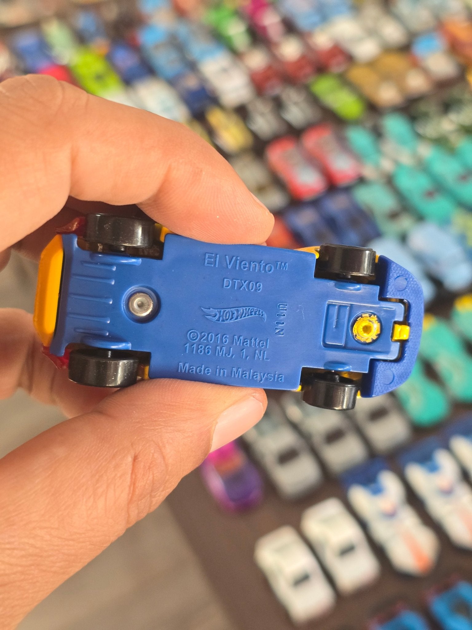 Hot Wheels El Viento (Uncarded - New) - Kinder Logs