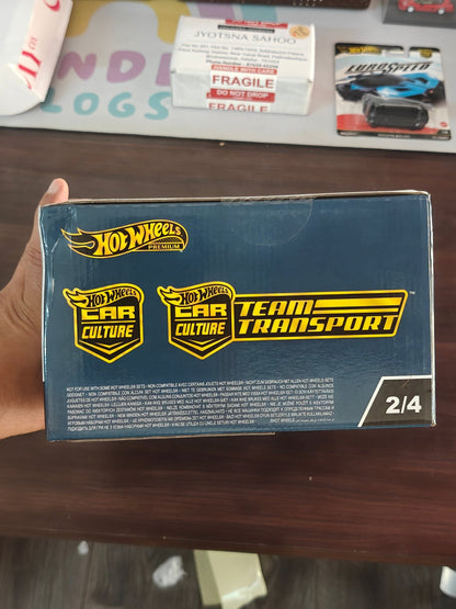 Hot Wheels Factory Set With 0/5 CHASE Audi RS6 Avant & Toyota Land Cruiser - Kinder Logs