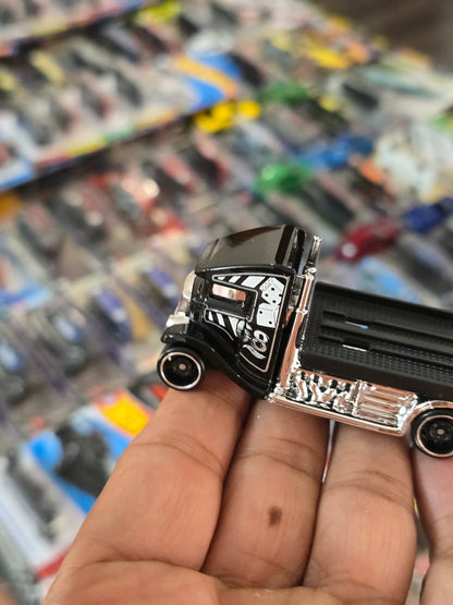 Hot Wheels Fast - Bed Hauler 68 Edition (Uncarded) - Kinder Logs