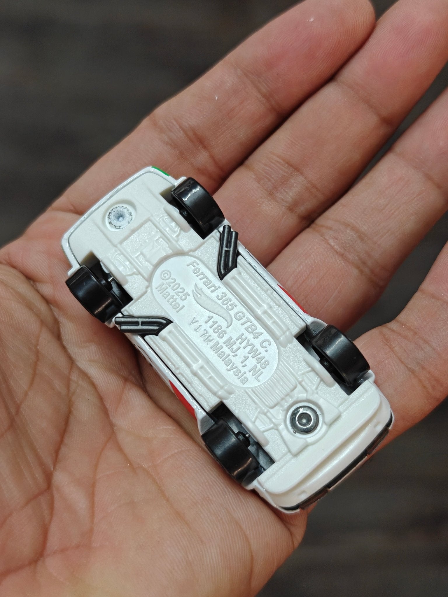 Hot Wheels Ferrari 365 GTB4 Competizione - White 2026 (Uncarded - New) - Kinder Logs