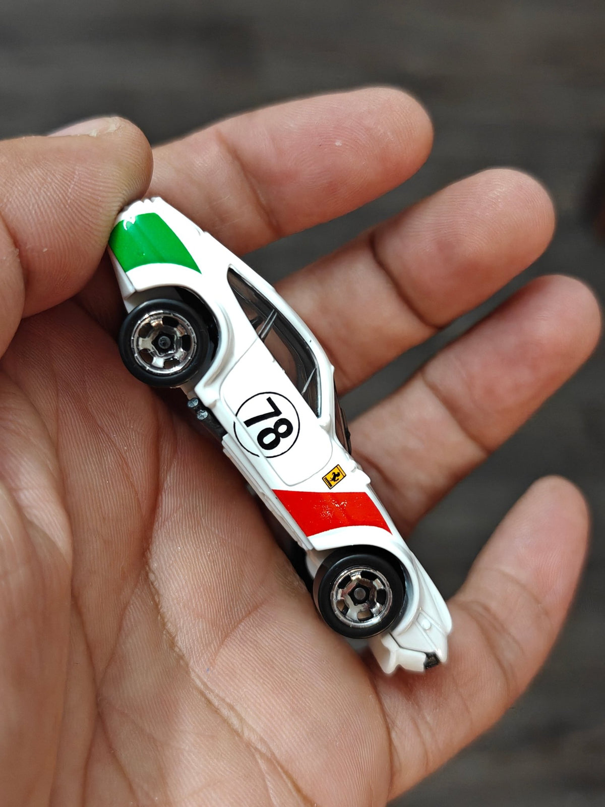 Hot Wheels Ferrari 365 GTB4 Competizione - White 2026 (Uncarded - New) - Kinder Logs