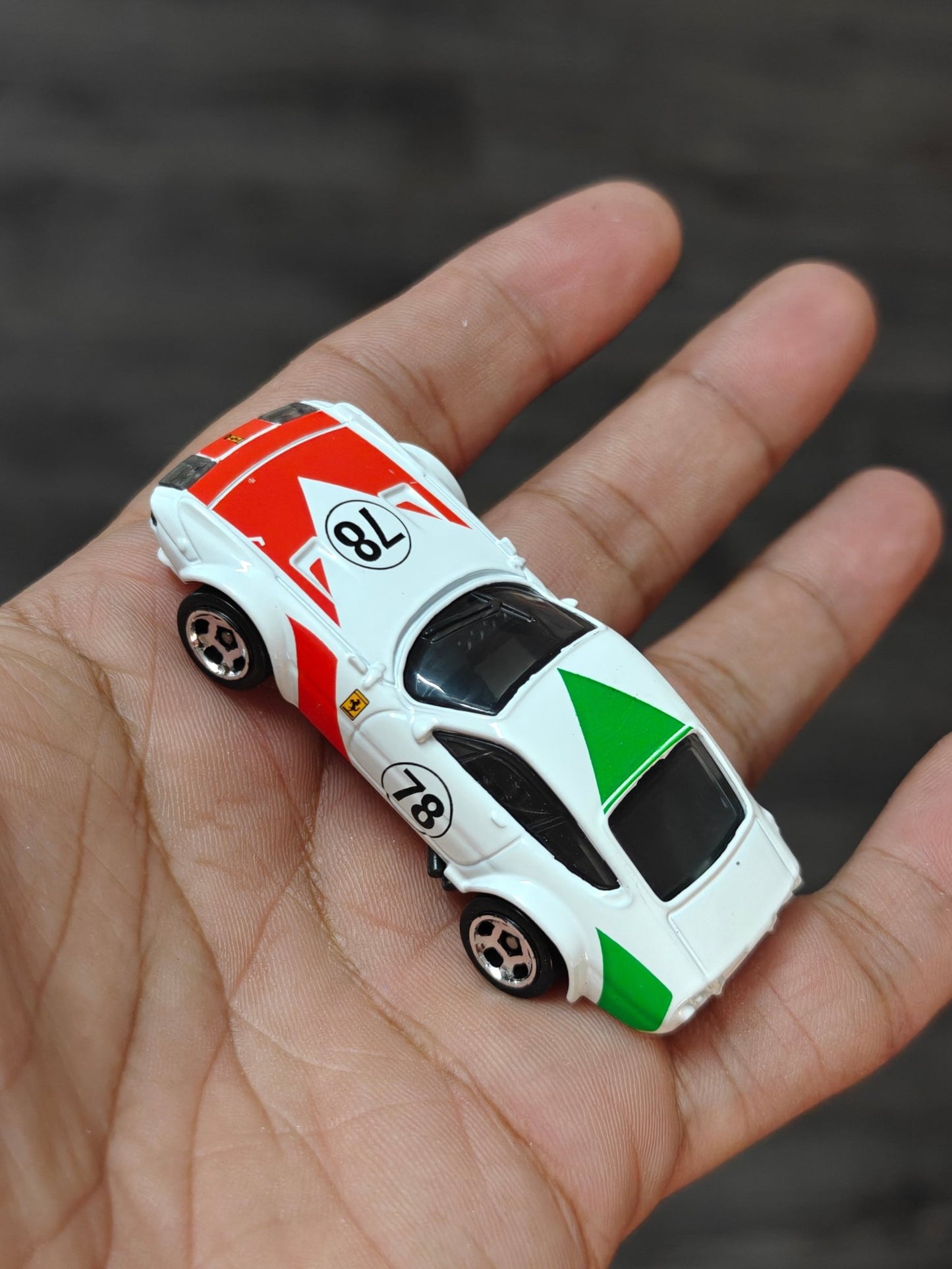 Hot Wheels Ferrari 365 GTB4 Competizione - White 2026 (Uncarded - New) - Kinder Logs