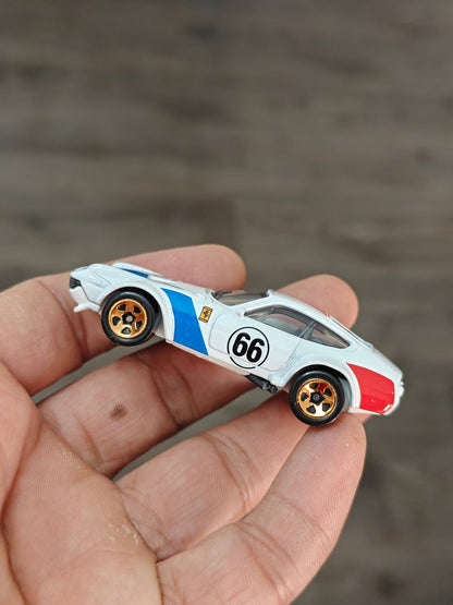 Hot Wheels Ferrari 365 GTB4 Competizione - White (Uncarded - New) - Kinder Logs