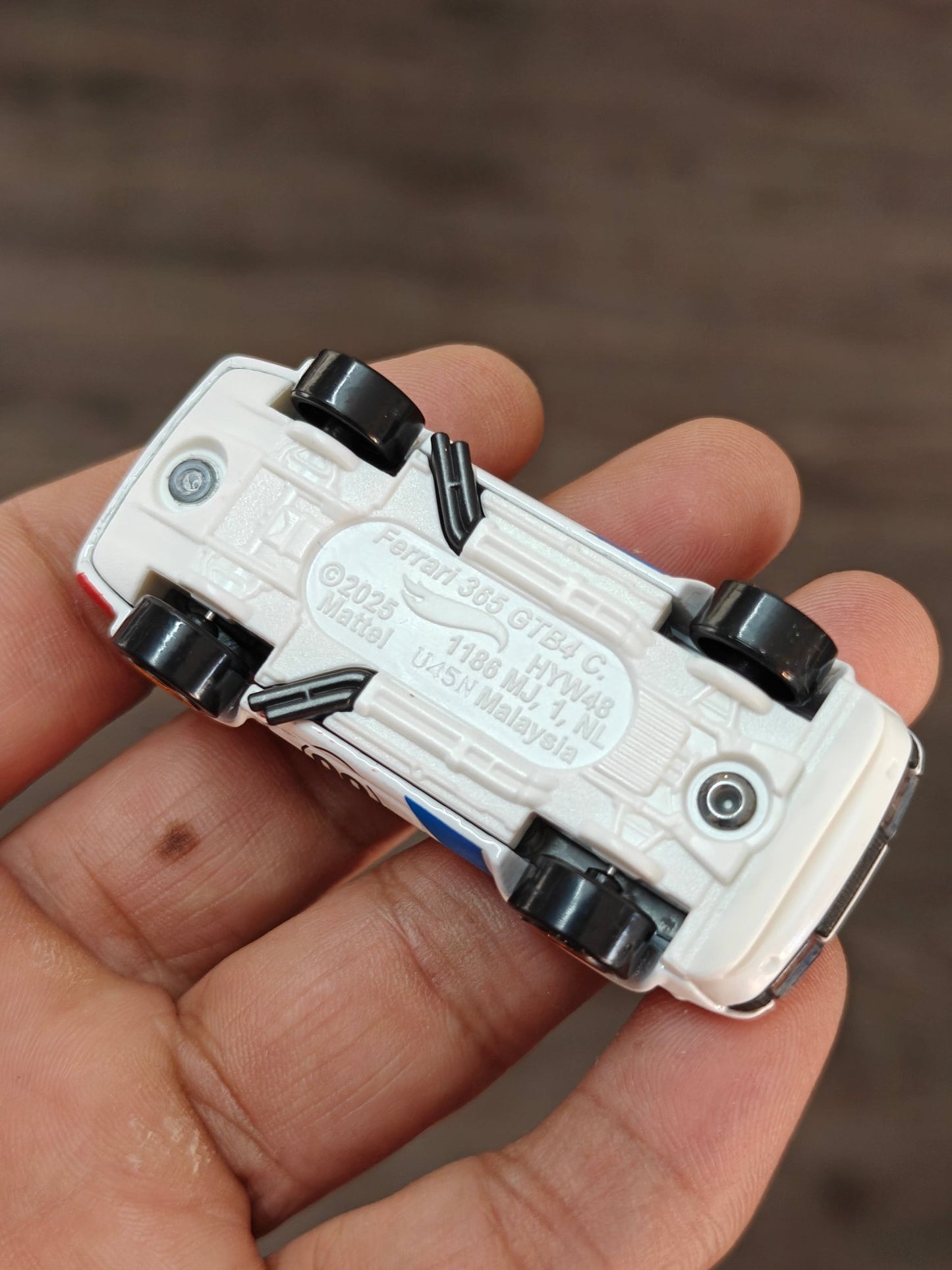 Hot Wheels Ferrari 365 GTB4 Competizione - White (Uncarded - New) - Kinder Logs