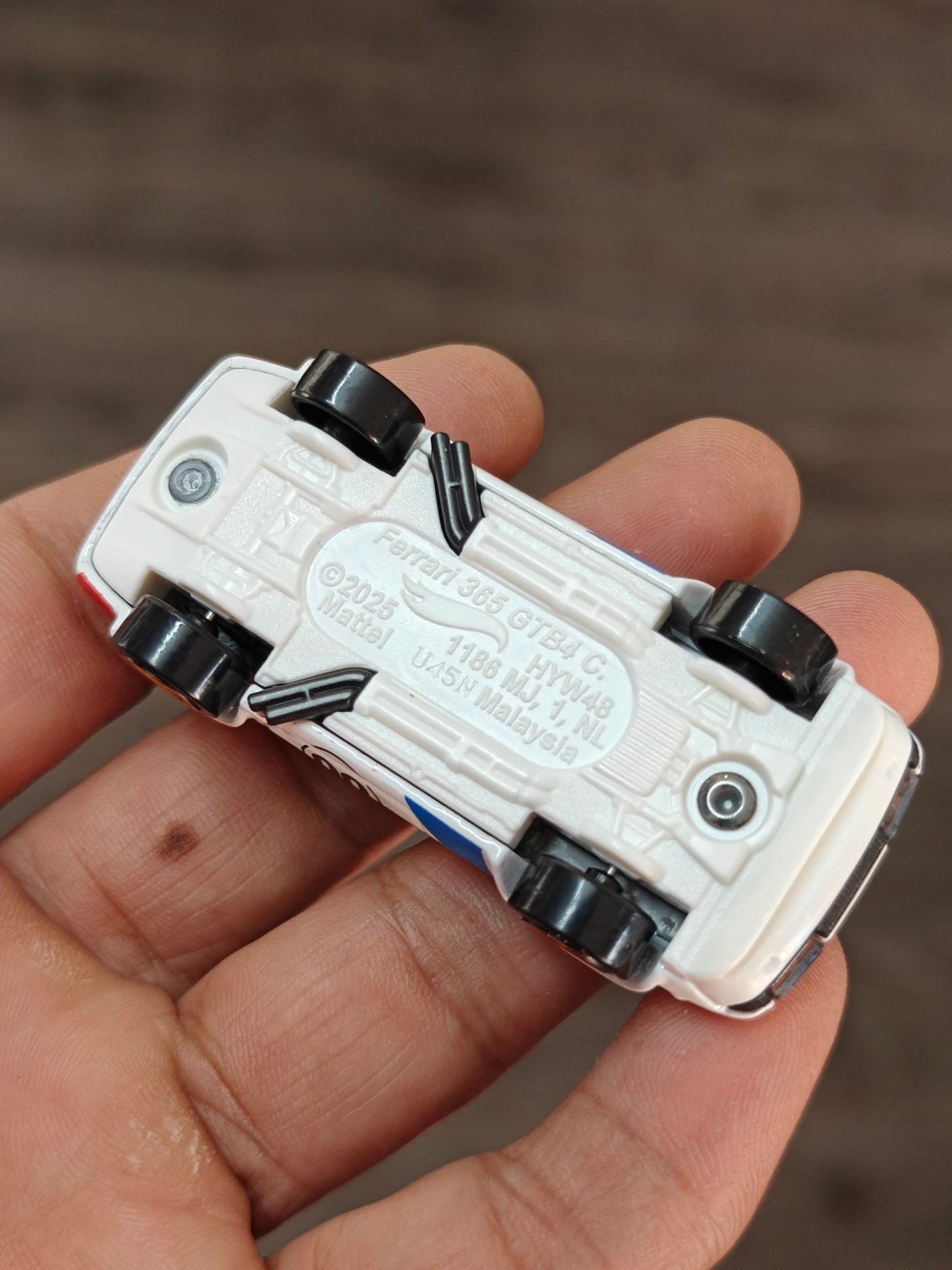 Hot Wheels Ferrari 365 GTB4 Competizione - White (Uncarded - New) - Kinder Logs