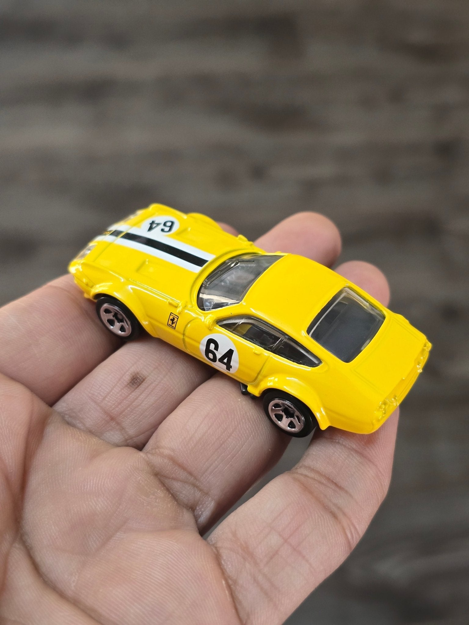 Hot Wheels Ferrari 365 GTB4 Competizione - Yellow (Uncarded - New) - Kinder Logs