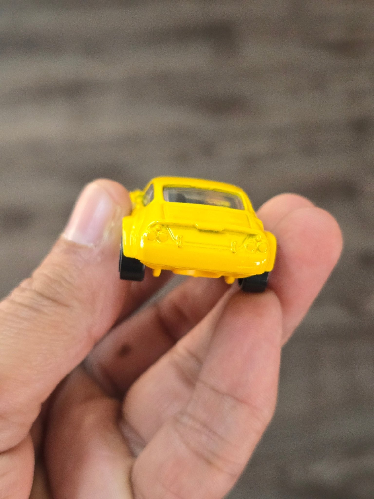 Hot Wheels Ferrari 365 GTB4 Competizione - Yellow (Uncarded - New) - Kinder Logs