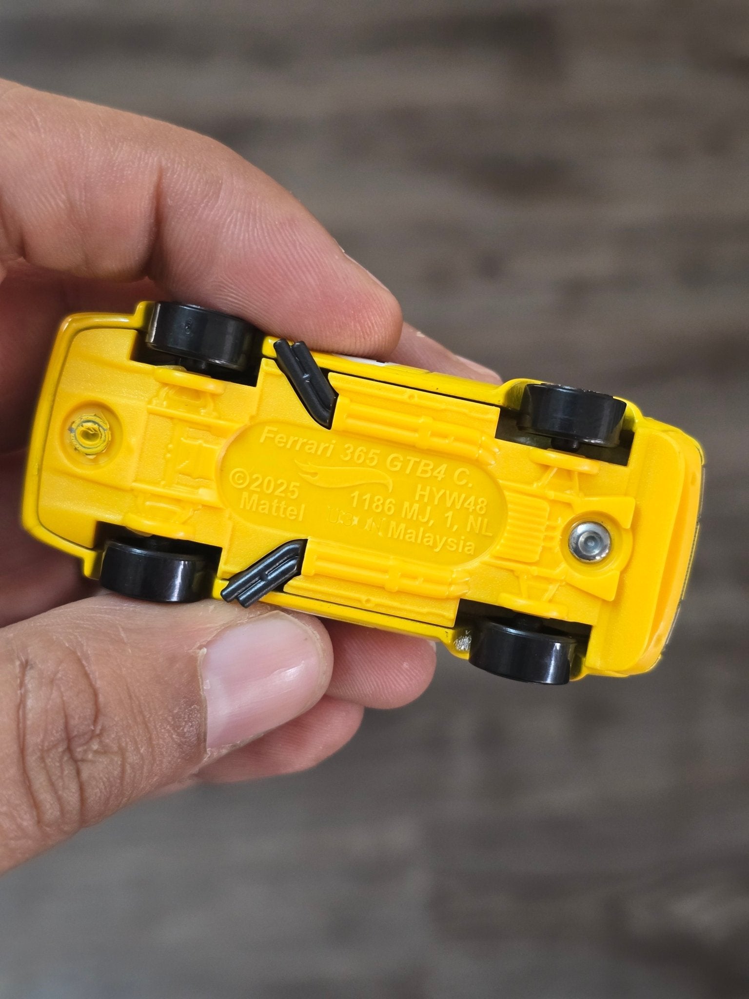 Hot Wheels Ferrari 365 GTB4 Competizione - Yellow (Uncarded - New) - Kinder Logs