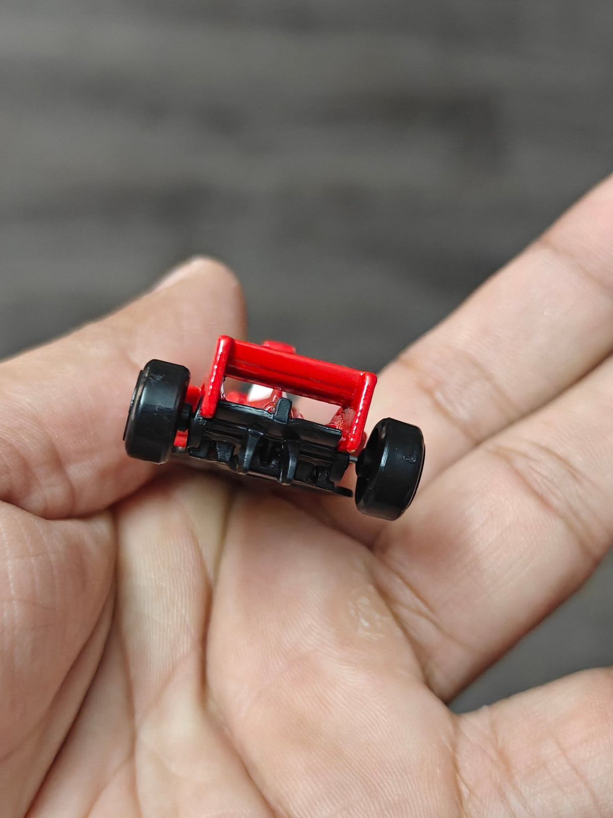 Hot Wheels Ferrari F2004 - Red (Uncarded - New) - Kinder Logs