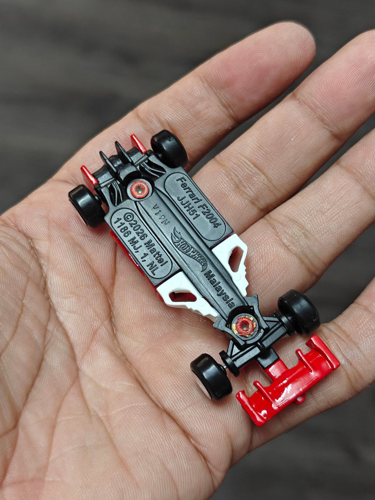 Hot Wheels Ferrari F2004 - Red (Uncarded - New) - Kinder Logs