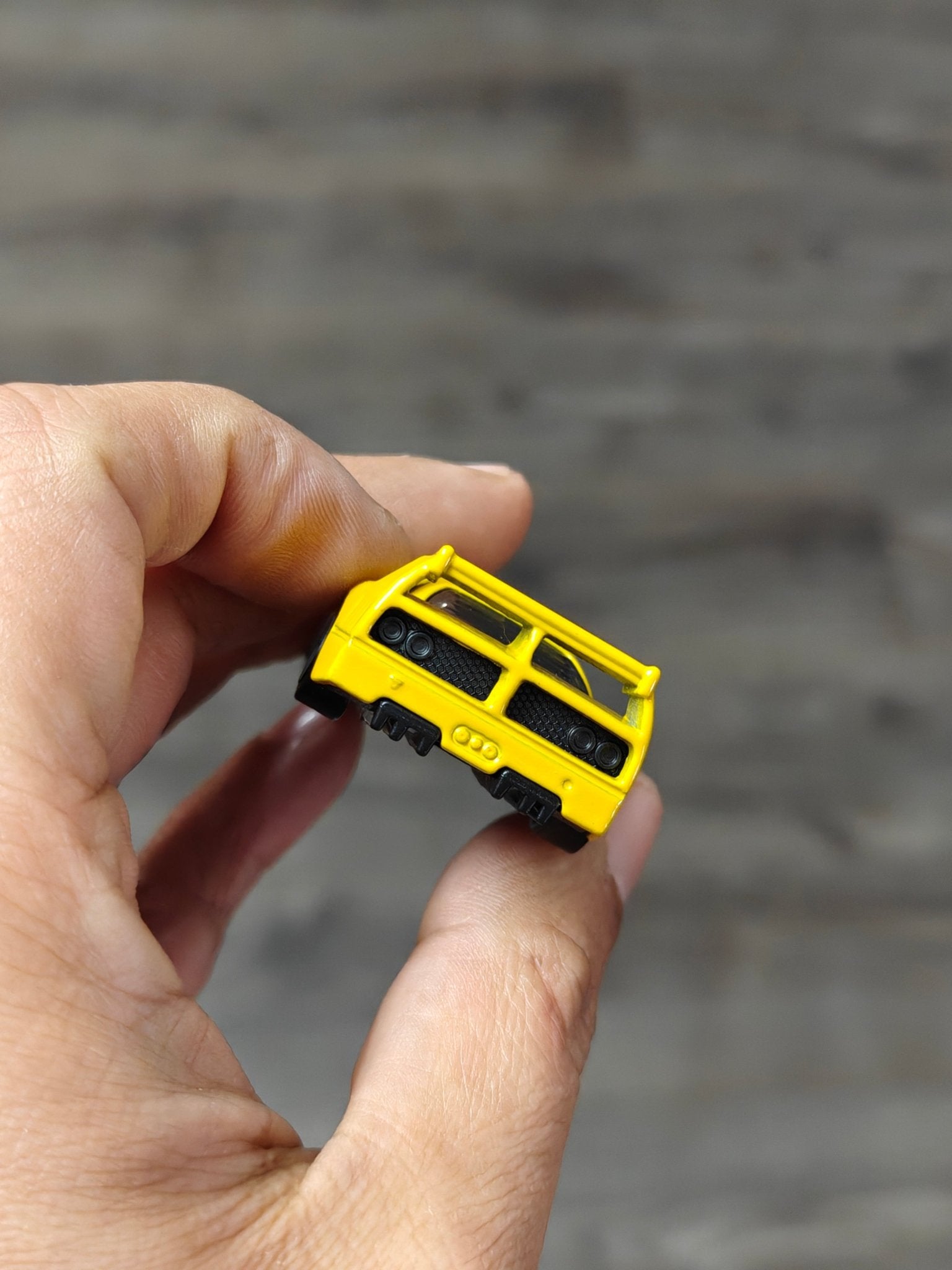 Hot Wheels Ferrari F40 Competizione - Yellow (Uncarded - New) - Kinder Logs