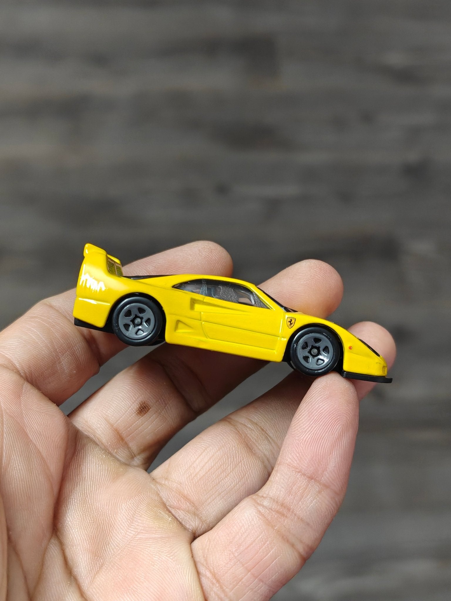 Hot Wheels Ferrari F40 Competizione - Yellow (Uncarded - New) - Kinder Logs