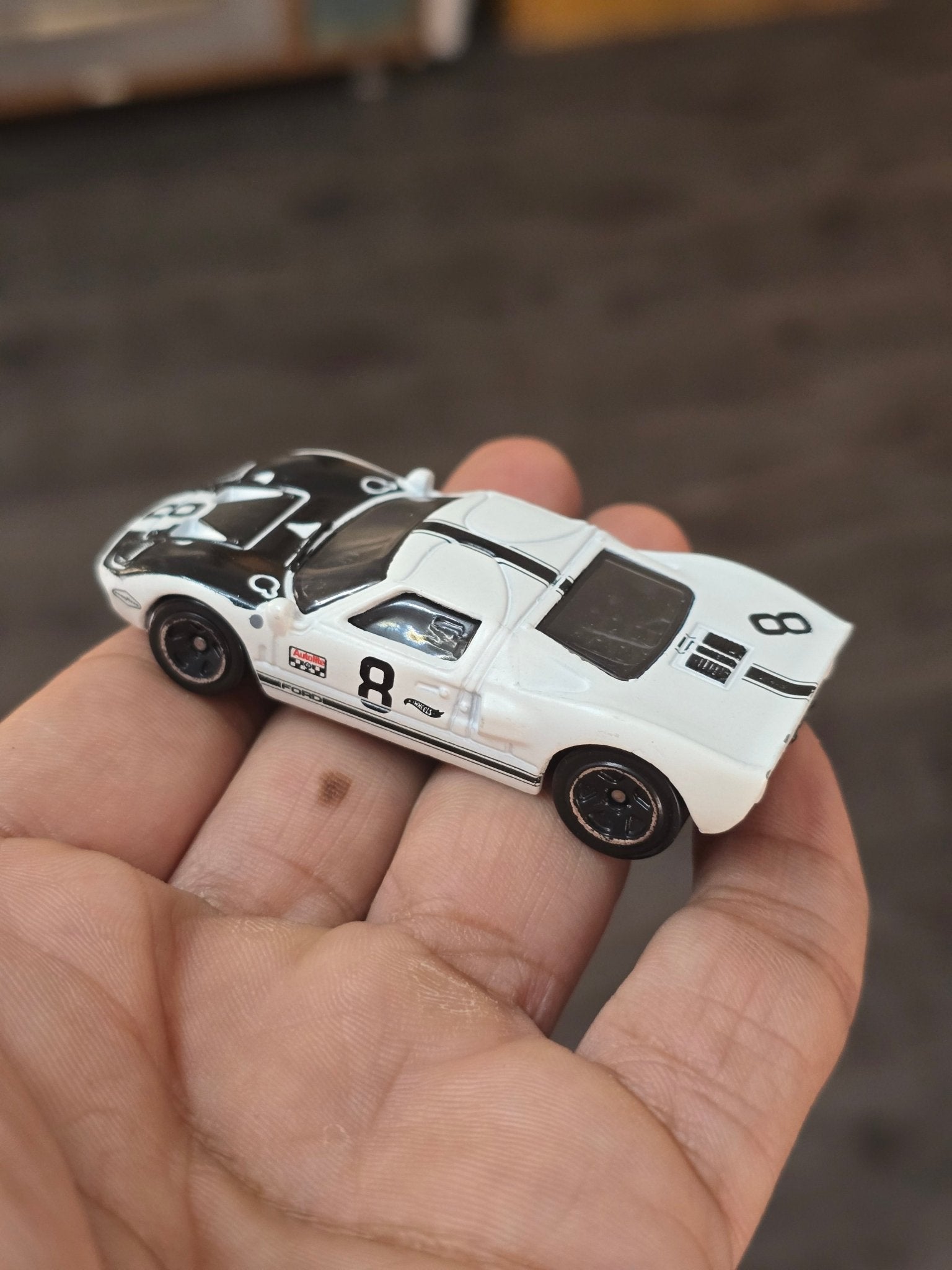 Hot Wheels Ford GT40 - Factory Fresh - White (Uncarded - New) - Kinder Logs