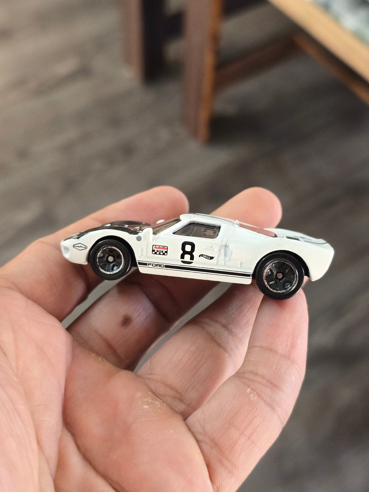 Hot Wheels Ford GT40 - Factory Fresh - White (Uncarded - New) - Kinder Logs
