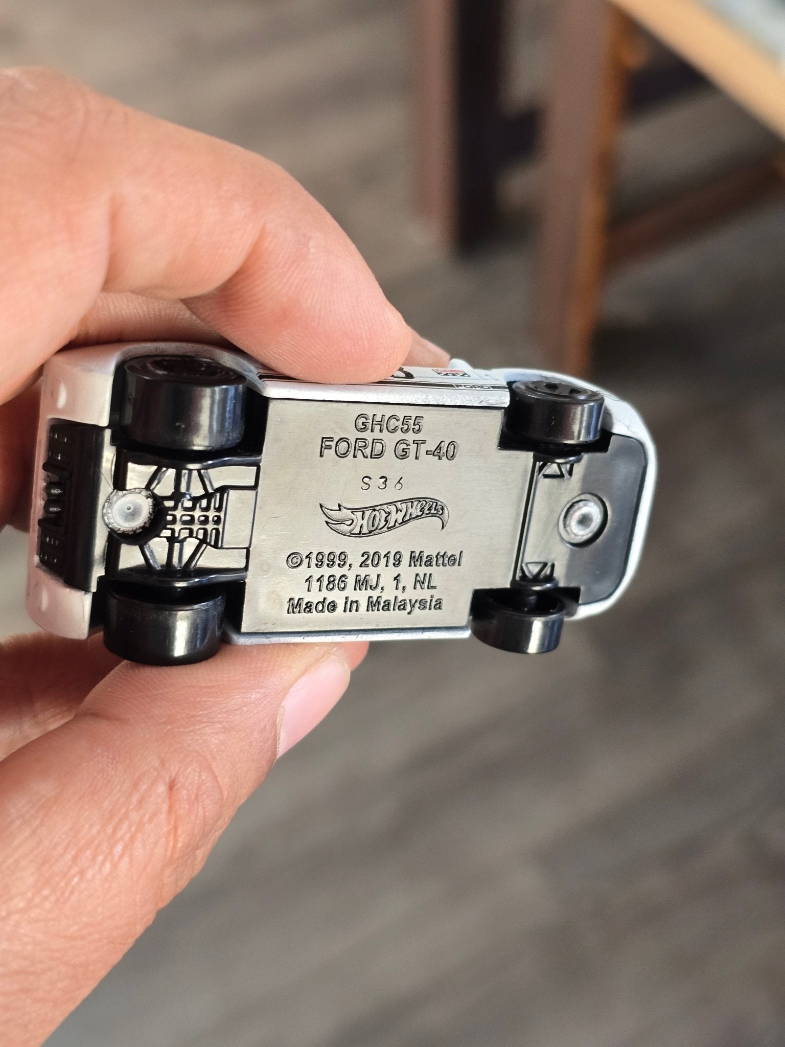 Hot Wheels Ford GT40 - Factory Fresh - White (Uncarded - New) - Kinder Logs