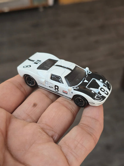 Hot Wheels Ford GT40 - Factory Fresh - White (Uncarded - New) - Kinder Logs