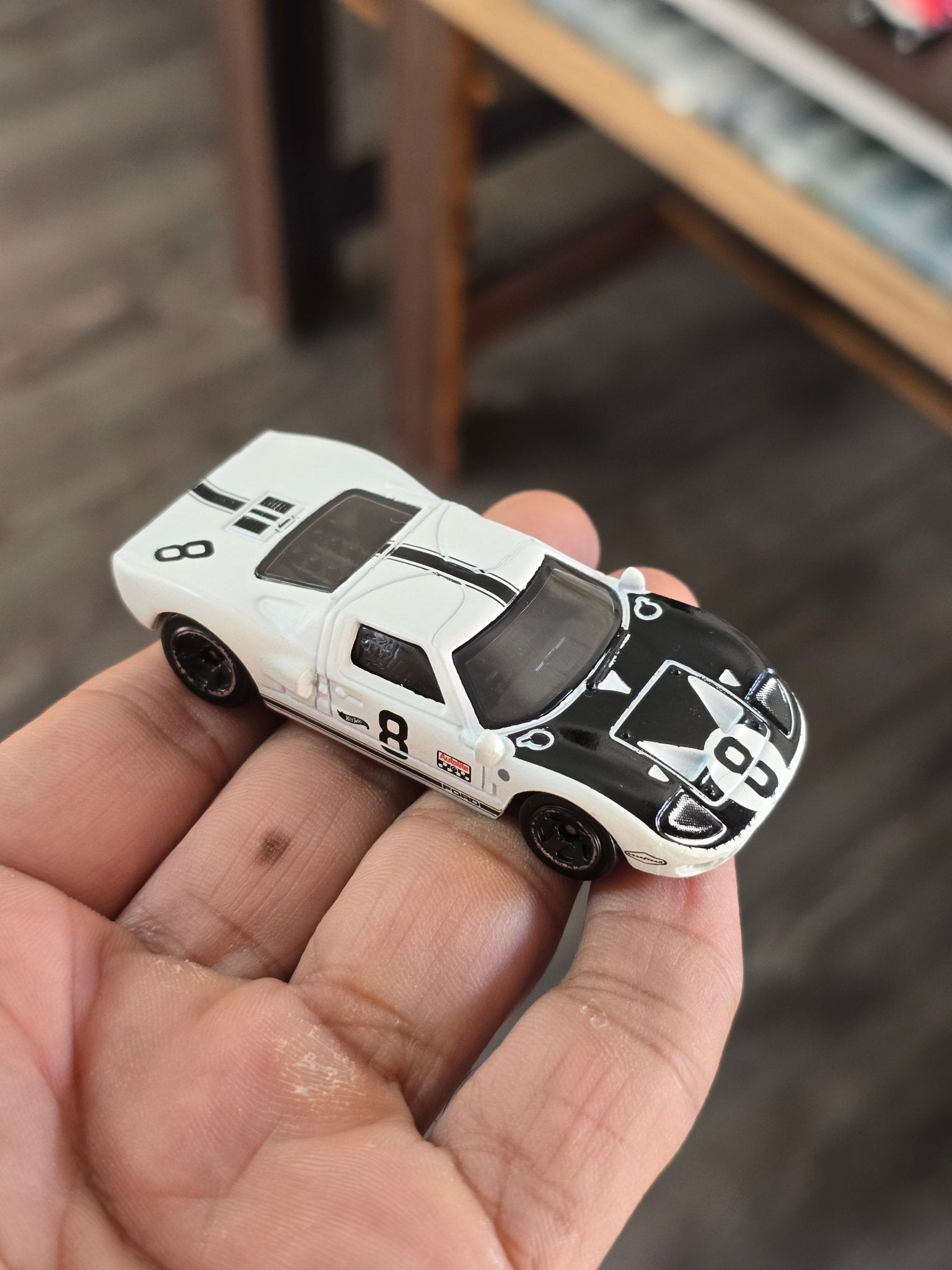 Hot Wheels Ford GT40 - Factory Fresh - White (Uncarded - New) - Kinder Logs
