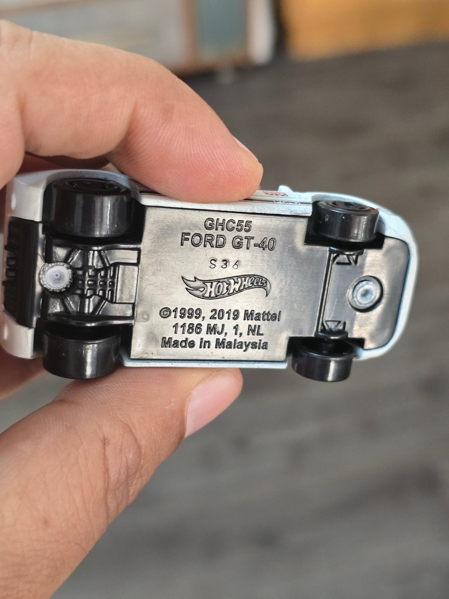 Hot Wheels Ford GT40 - Factory Fresh - White (Uncarded - New) - Kinder Logs