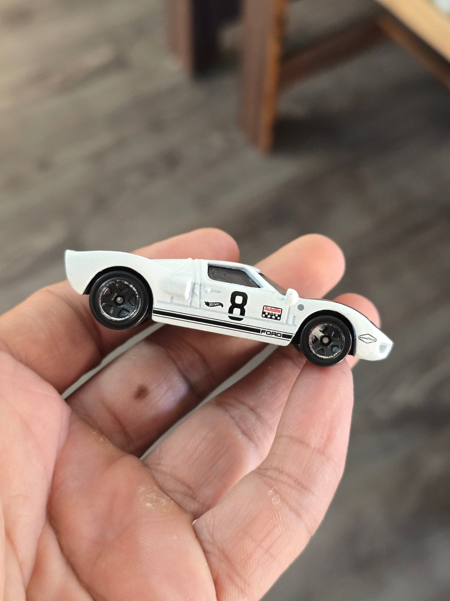 Hot Wheels Ford GT40 - Factory Fresh - White (Uncarded - New) - Kinder Logs