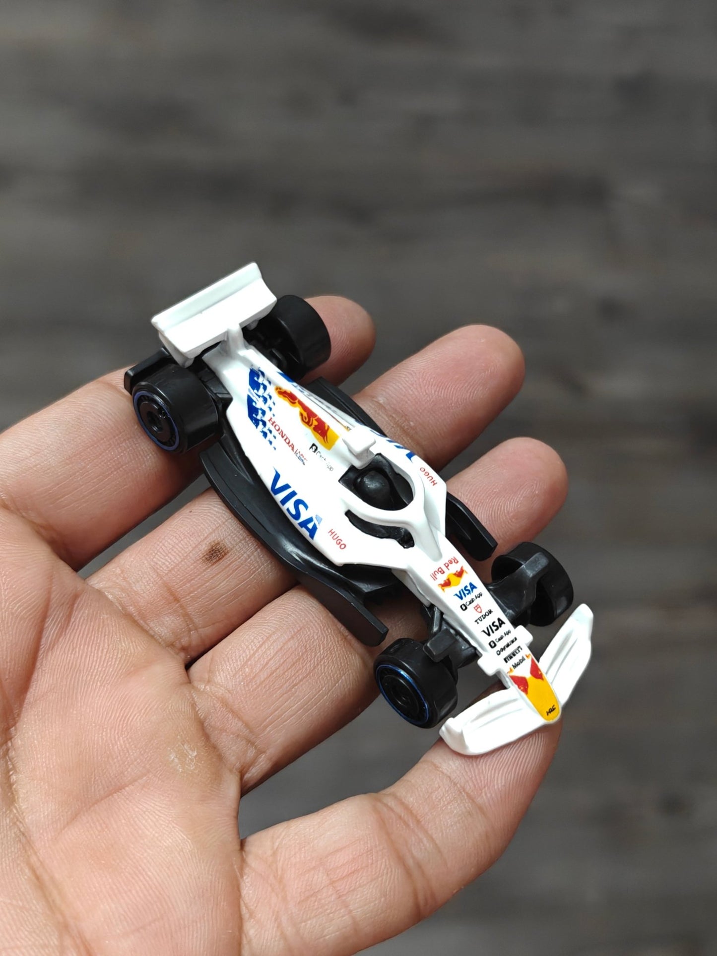 Hot Wheels Formula 1 VISA Cash App Racing Bulls - White (Uncarded - New) - Kinder Logs