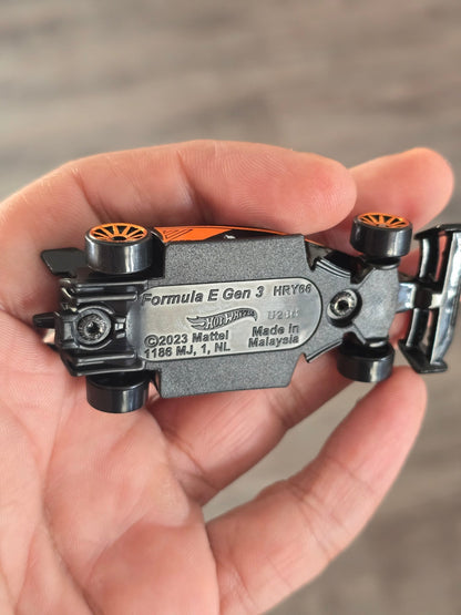 Hot Wheels Formula E Gen 3 McLaren Edition (Uncarded - New) - Kinder Logs