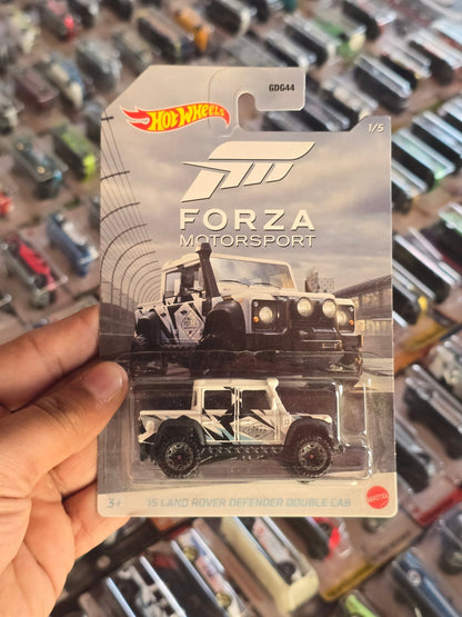 Hot Wheels Forza Motorsport 2015 Land Rover Defender Double Cab (Imported) - Kinder Logs