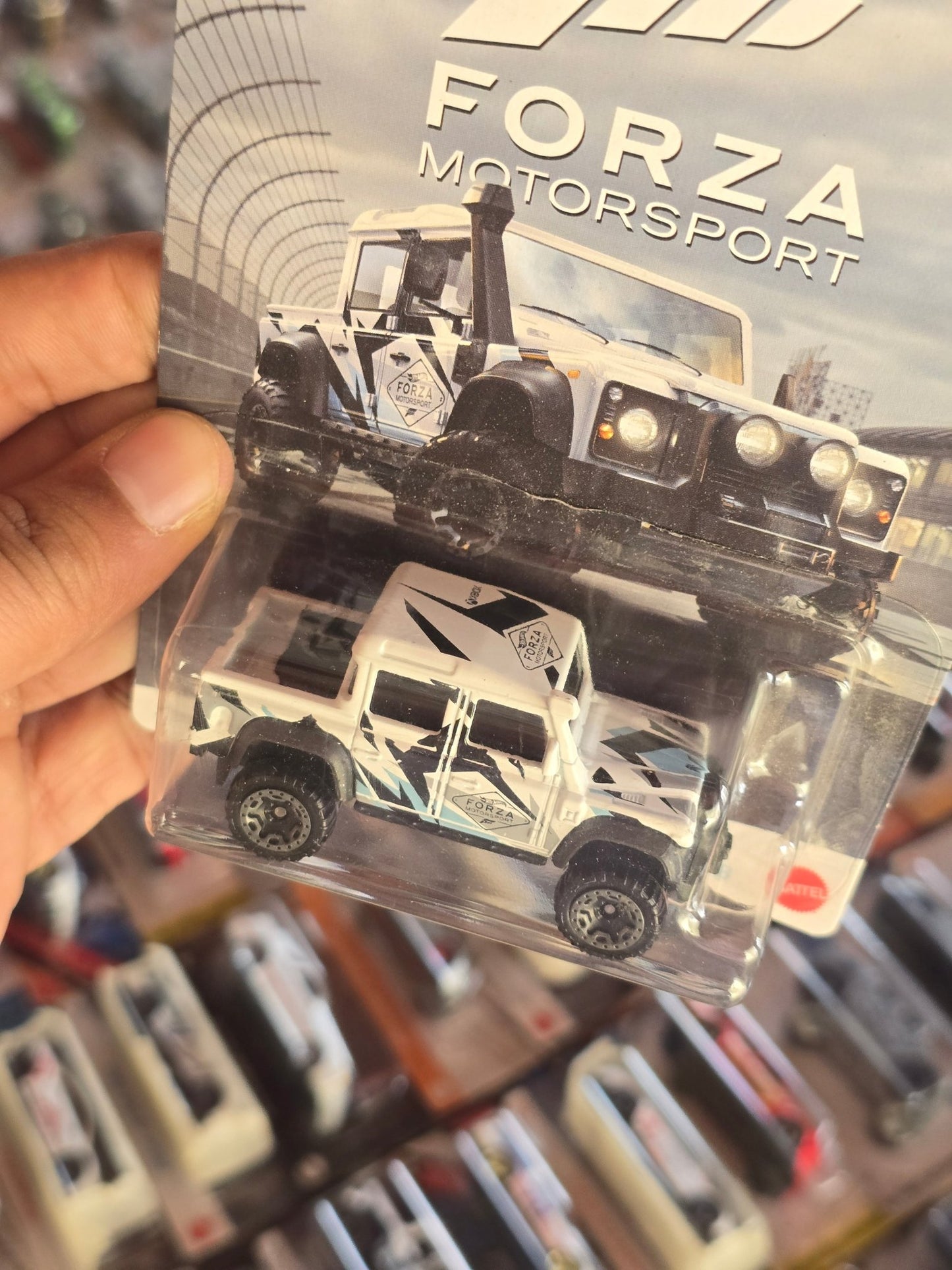 Hot Wheels Forza Motorsport 2015 Land Rover Defender Double Cab (Imported) - Kinder Logs