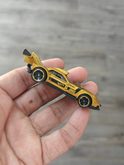 Hot Wheels GT Hunter - Gold (Uncarded - New) - Kinder Logs