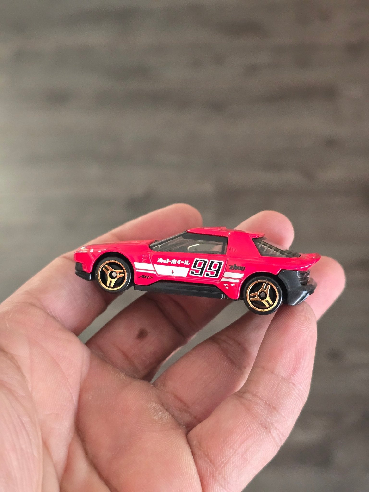 Hot Wheels Hako Type D - Red (Uncarded - New) - Kinder Logs