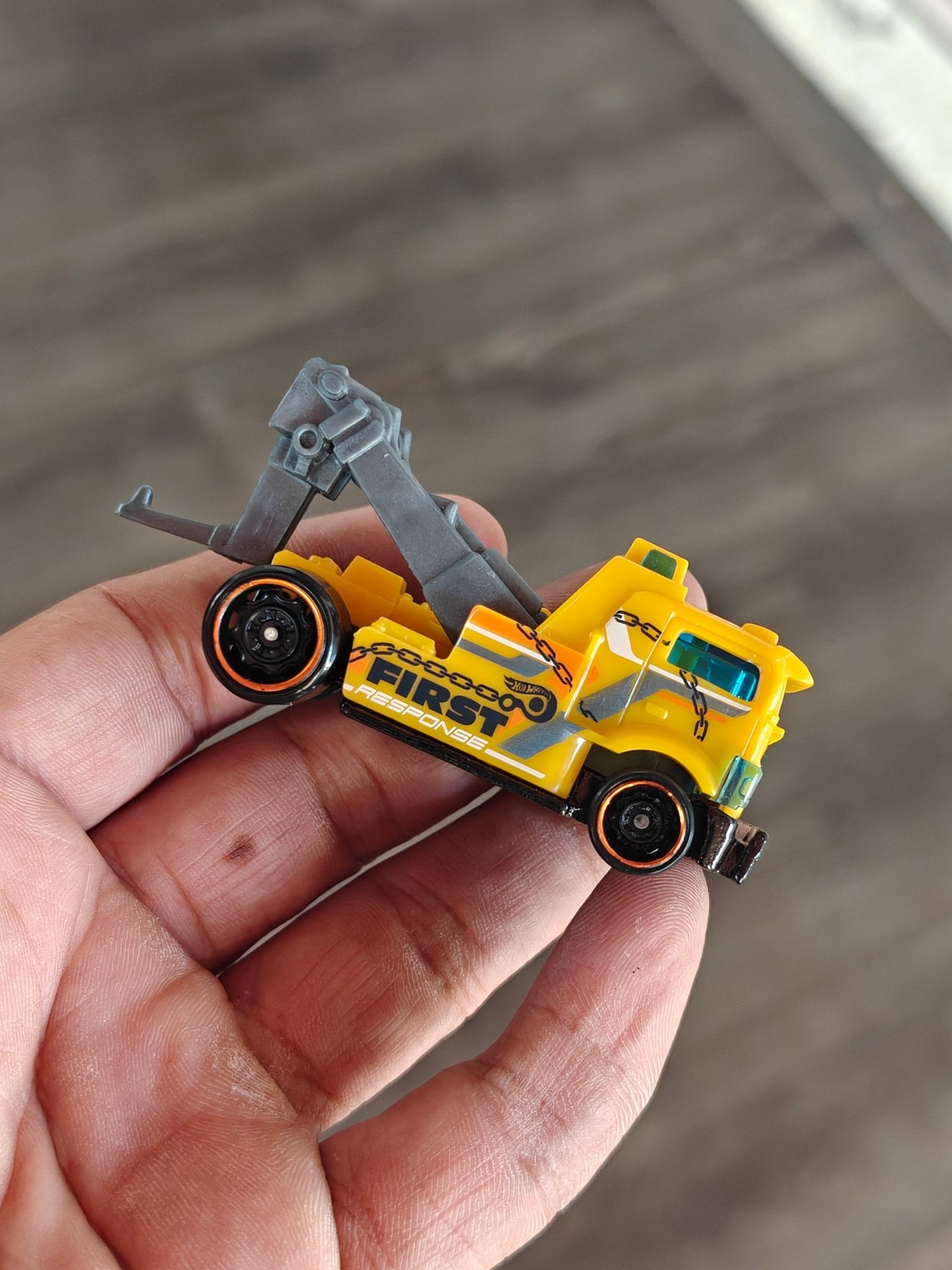 Hot Wheels Heavy Hitcher - Yellow (Uncarded - New) - Kinder Logs