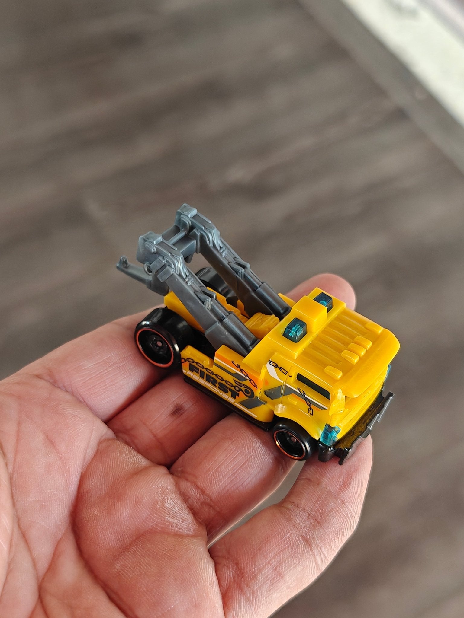 Hot Wheels Heavy Hitcher - Yellow (Uncarded - New) - Kinder Logs