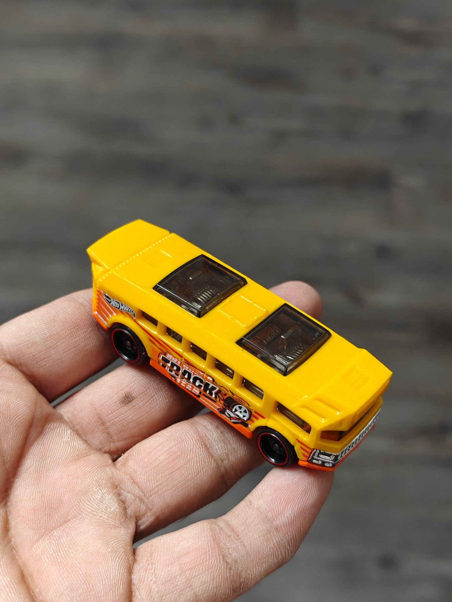Hot Wheels High Track Team Bus - Yellow (Uncarded - New) - Kinder Logs