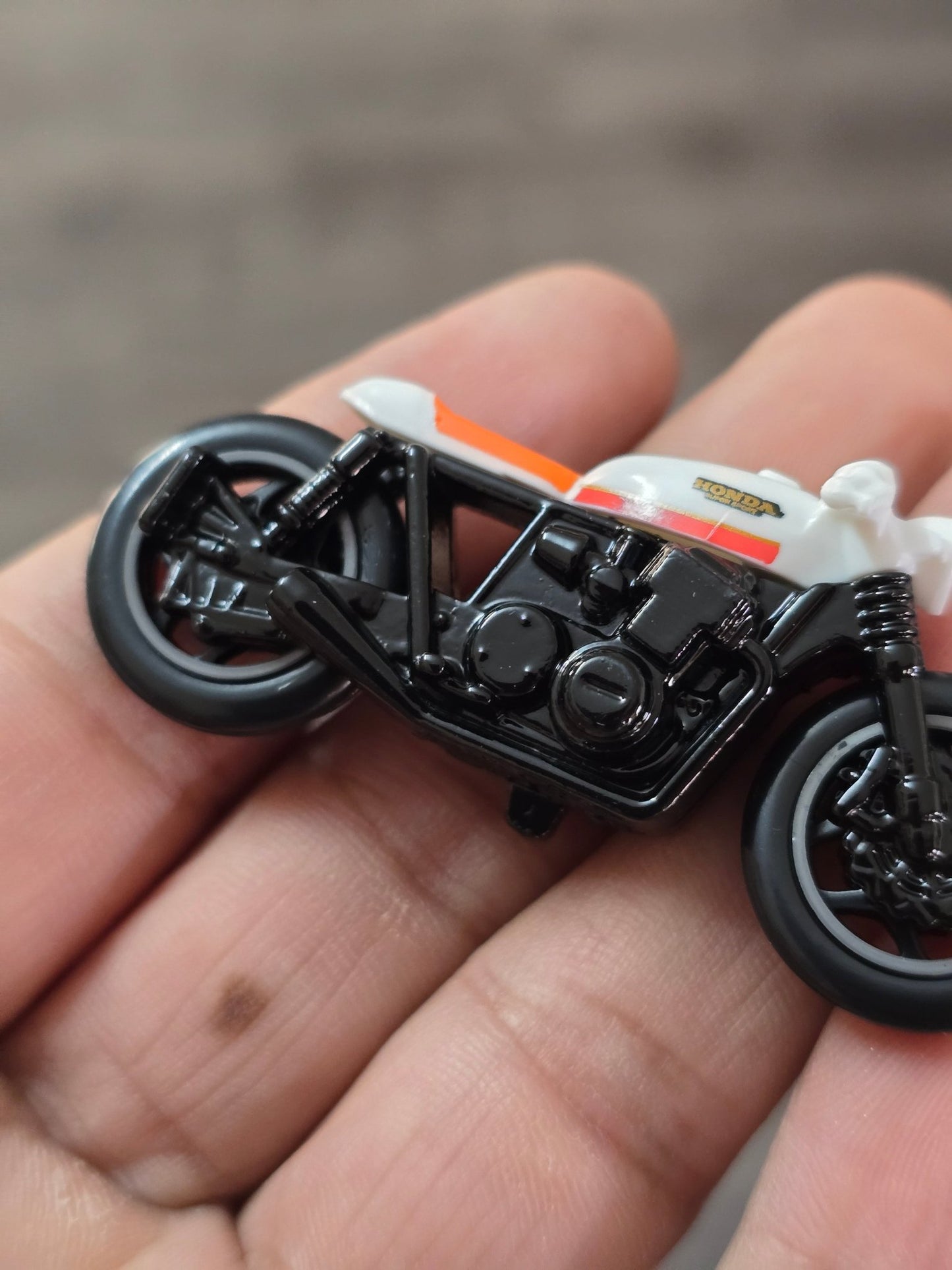 Hot Wheels Honda CB750 Cafe - White (Uncarded) - Kinder Logs