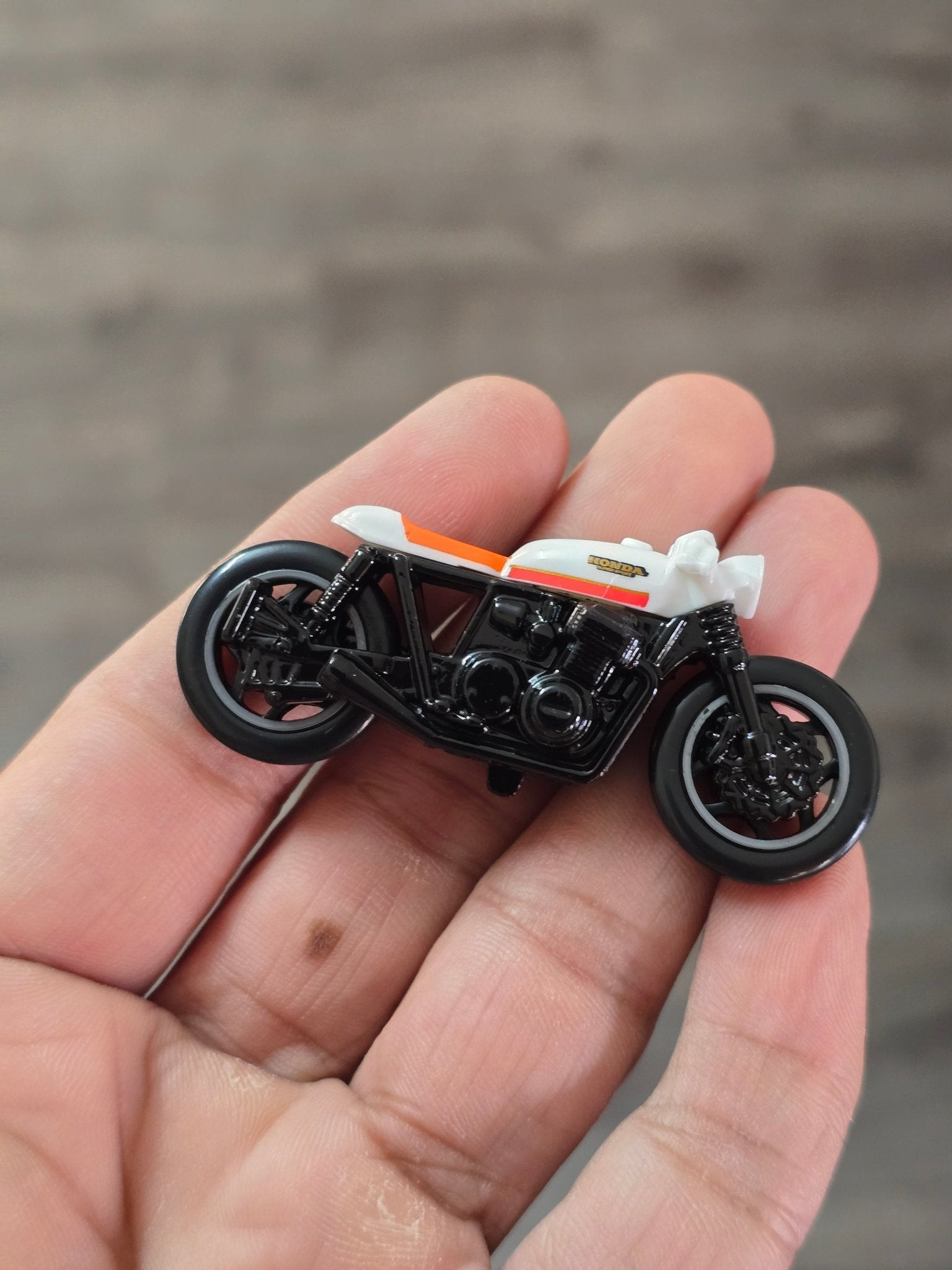 Hot Wheels Honda CB750 Cafe - White (Uncarded) - Kinder Logs