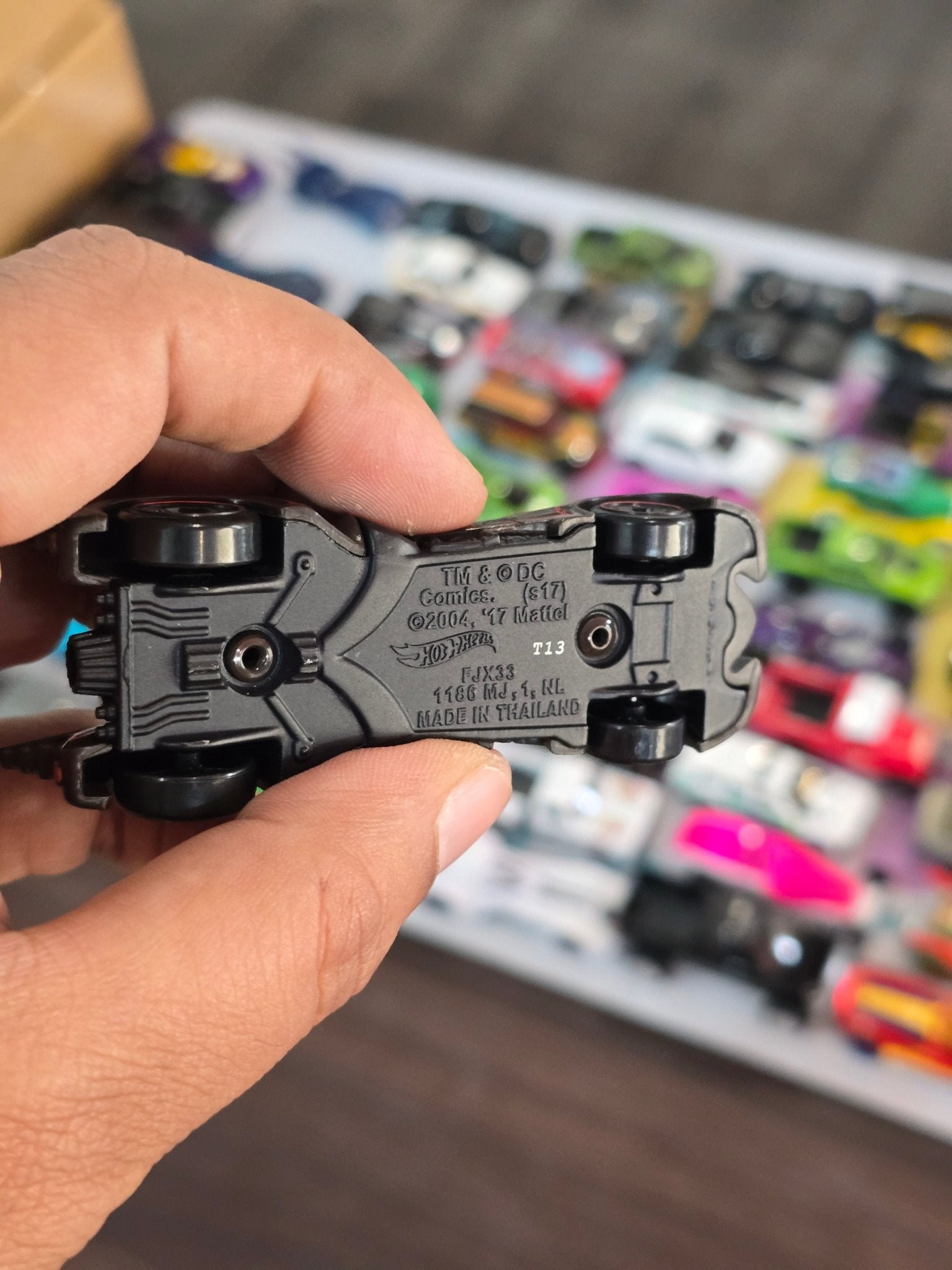 Hot Wheels HRW26 Batman Batmobile (Uncarded) - Kinder Logs