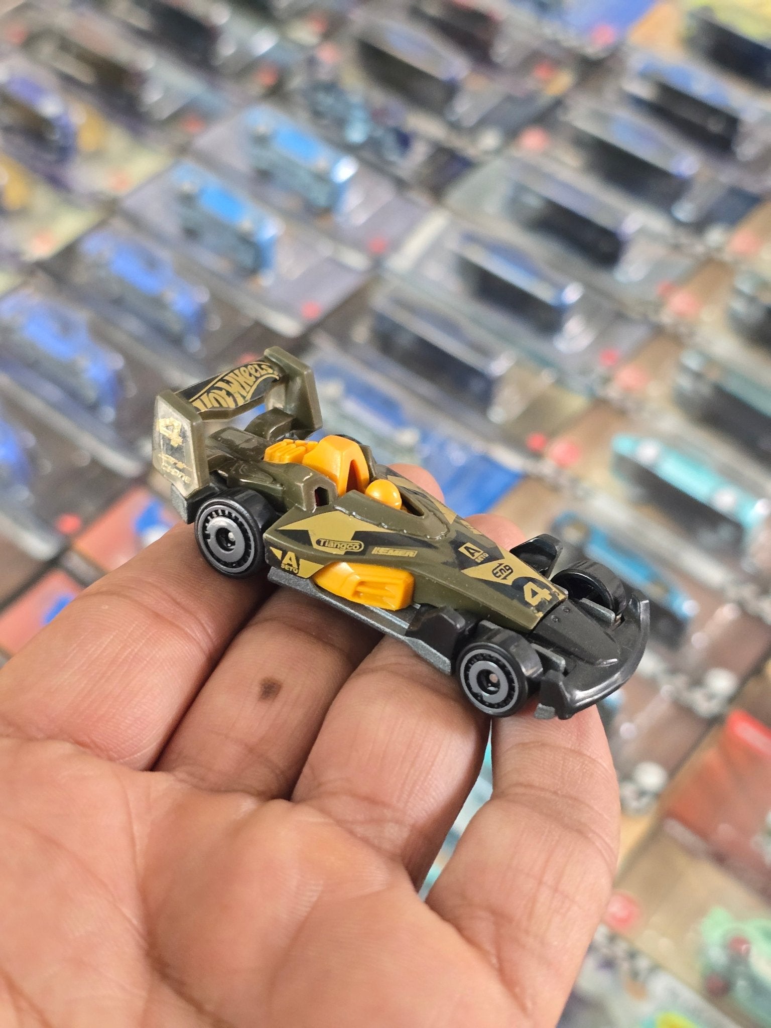 Hot Wheels HW - 4 - TRAC (Uncarded) - Kinder Logs